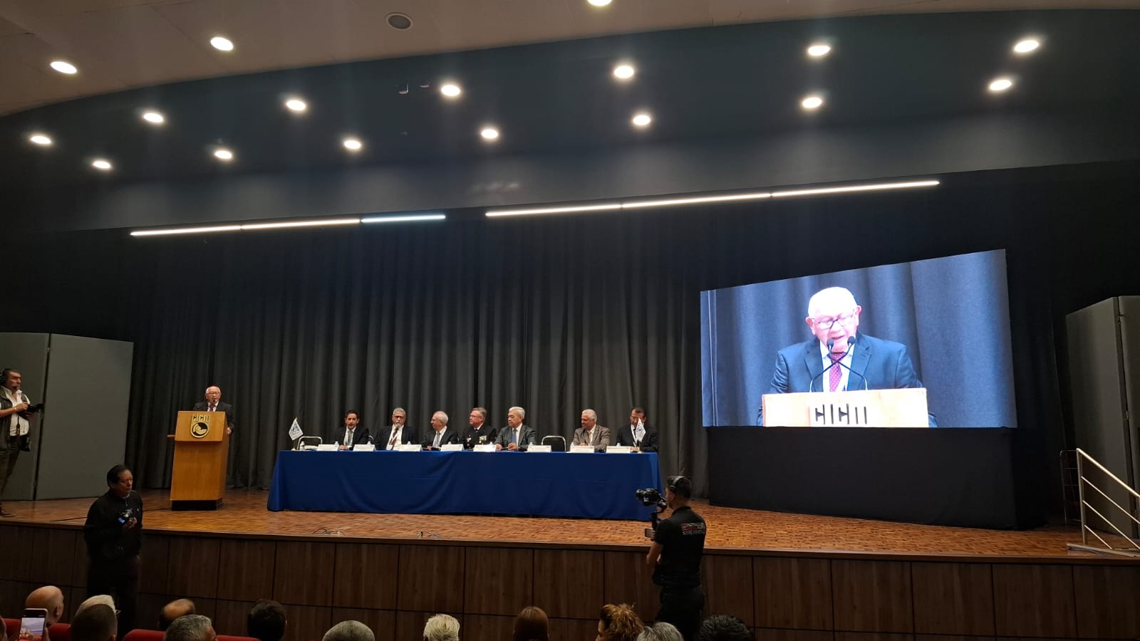 Dr. Hugo Antonio Aveytua González dictando conferencia magistral en el auditorio del CICM, con su imagen proyectada en pantalla gigante